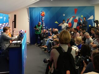 Blijf van die bal af, Van de Donk!