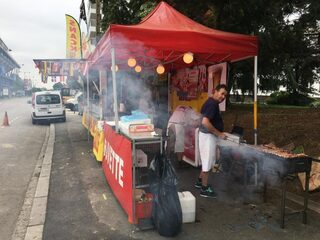 Vette friet en worsten op de grill: zoals in Rennes, zo moet voetbal zijn