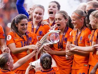 Wat is er aan de hand met de vrouwen van Oranje?