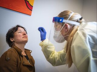 Hoe werken ze en wanneer gebruik je er een? Vijf vragen over corona-zelftesten