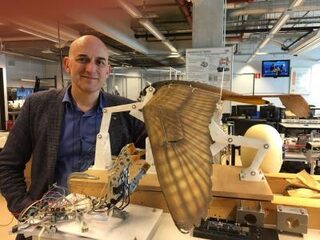 Vliegt deze robotvogel straks precies als een echte vogel?