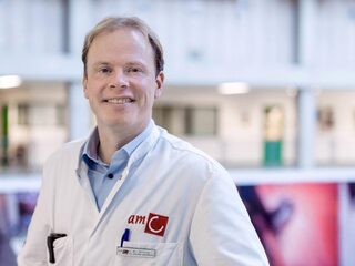 Deze man las bijna álle corona-studies