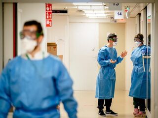 Hoogleraar klinische virologie: 'Nu versoepelen is verantwoord, we staan op een keerpunt'