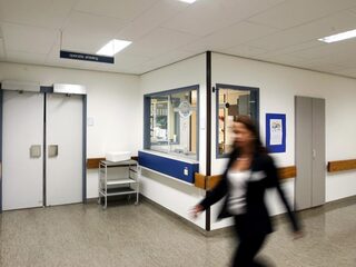 Podcast De Dag: hoe zijn ziekenhuizen zo in de problemen geraakt?