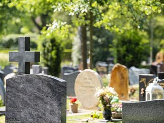 Gemeenten lijken kosten grafrechten onnodig hoog te houden