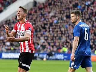 PSV verspeelt kostbare punten tegen Feyenoord, Ajax vernedert ADO