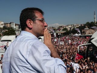 Mokerslag voor Erdogans AK-partij, oppositie wint in Istanbul