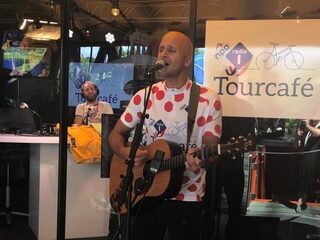 Milow live in het NPO Radio 1 Tourcafé: 'Dit is terug naar de begindagen, alleen de gitaar, de stem en lief publiek'