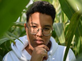 Non-binaire Nanoah (19) moest gestenigd worden