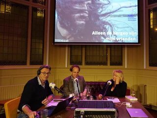 Vluchtelingen in de bak. Maar, je sluit je logees toch ook niet op in de schuur?