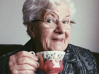 Deze 5 media-savvy senioren zijn het volgen waard