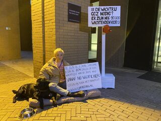 Suïcidale Charlotte Bouwman wacht op stoep ministerie op behandelplek: 'Mijn leven staat nu stil'