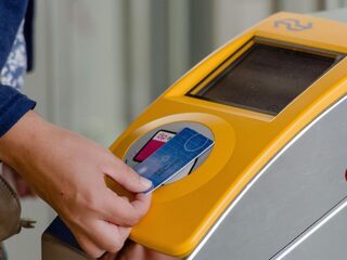 Reizigers ov betalen honderden euro's te veel door verschillen in tariefsystemen