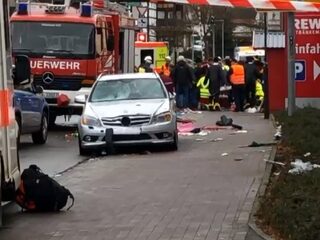 Auto rijdt in op carnavalsoptocht in Duitse stadje Volkmarsen