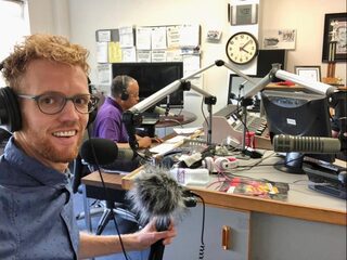 Onze verslaggever werd volledig afgebrand op Republikeinse radio