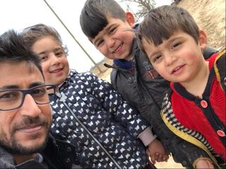 Situatie Turks-Griekse steeds slechter: 'Hele gezinnen slapen hier op de grond'