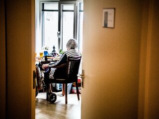 Verpleeghuizen strijken over het hart en laten soms bezoek toe