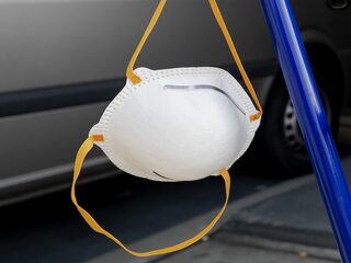 Hoe ze in de Bijlmerbajes 150.000 mondkapjes per dag gaan maken