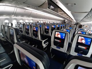 Podcast De Dag: Het nieuwe vliegen: 'een danse macabre met mondkapje op'