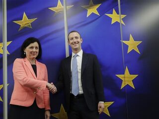 Facebook en politici: twee handen op één buik