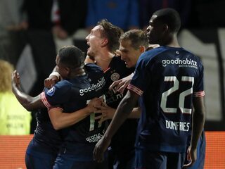 PSV wint lastig uitduel in Tilburg gemakkelijk en blijft in het spoor van Ajax
