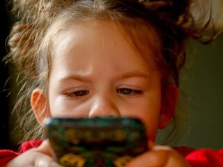 Grote zorgen om bijziendheid jonge kinderen: 'Ga naar buiten en las pauzes voor de ogen in'