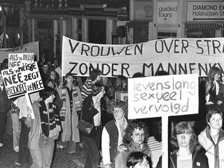 Lachen met de oude dozen van het radicale feminisme