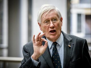 Oproep Hans Wiegel aan VVD: 'Stop met water bij de wijn'