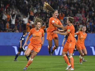 Oranjeleeuwinnen schrijven geschiedenis: Nederlands elftal naar kwartfinales WK