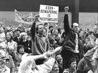 Deze Dag Toen: demonstranten keren Lubbers de rug toe