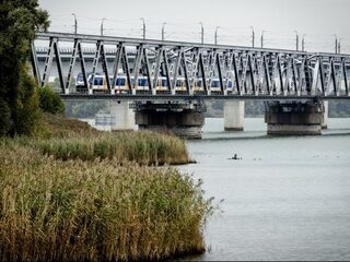 Spoorlijn op de Moerdijkbrug op de schop
