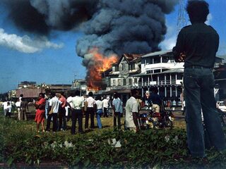 Podcast De Dag: Terug naar Paramaribo, 25 februari 1980