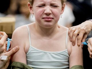 Vaccinatie-expert Van der Weide: 'Stop bureaucratie, ga nu iedereen prikken'