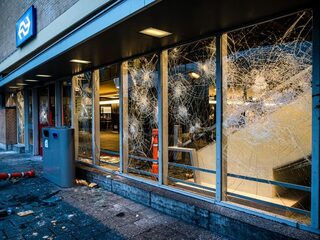 De Mobiele Eenheid (ME) moest op meerdere plekken in ons land uitrukken door de rellen: zo gaan zij te werk