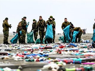 Podcast De Dag: Hoe gevaarlijk is de 'container-snelweg' boven de Wadden?