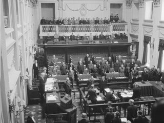 Met worst en rookvlees ging de Tweede Kamer 75 jaar geleden weer aan het werk