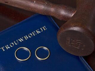 Rechtspraak in een trouwzaal