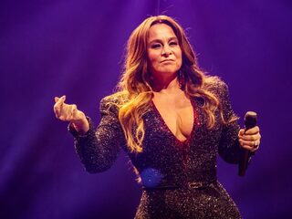 Trijntje Oosterhuis zingt in het Nederlands: 'Komt dieper aan'