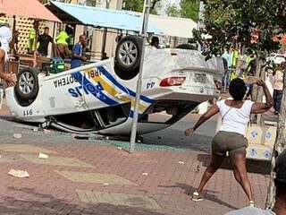 Betogers Curaçao eisen vertrek premier en bestormen regeringscentrum