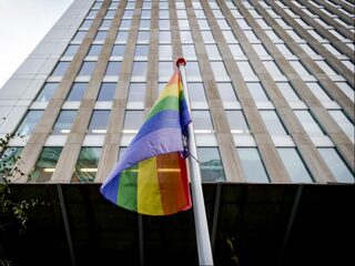 ‘Stop met het hijsen van de regenboogvlag’