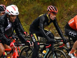 Richard Carapaz neemt rode trui over van Primož Roglič