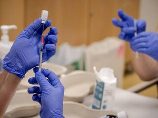 'Spierpijn en hoofdpijn veelvoorkomende bijwerkingen Pfizer-vaccin'