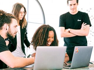 Steeds meer jongeren beginnen een eigen bedrijfje: 'Het is een hele creatieve en ondernemende generatie'