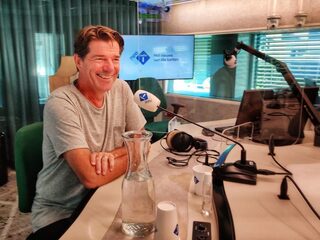 Hoe Twan Huys al wandelend tot de mooiste gesprekken komt