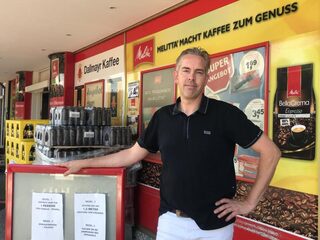 Supermarkteigenaar Raymond moet verplicht sluiten door corona, maar gaat dat niet doen