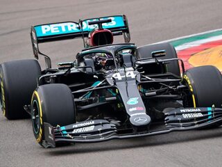 Hamilton wint ook op Imola, klapband kost Verstappen tweede plaats