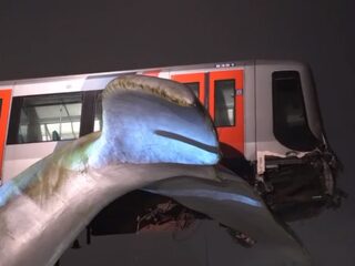 Metro rijdt door stopblok Spijkenisse en balanceert hoog boven water