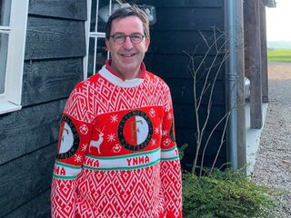 Waarom Diederik Gommers poseerde in een spuuglelijke Feyenoord-kersttrui