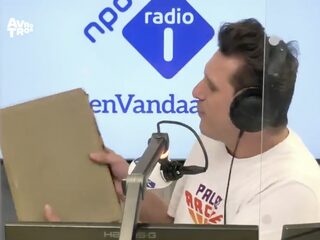 Journalist en podcastmaker Lammert de Bruin vindt bijzonder plakboek met foto's oude prins Bernhard
