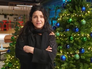 Van straatkind tot succesvolle kunstenaar: 'Ik ga het fysieke contact met kunst aan'